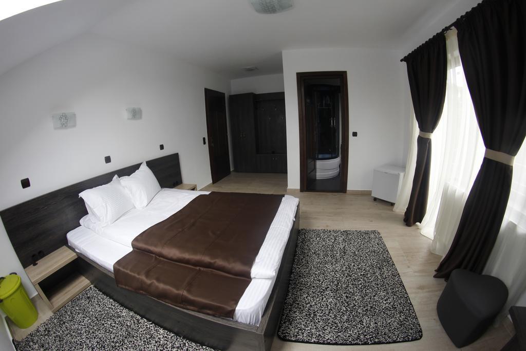 Casa Laur Cu Plaja Privata Hotel Colibita Bagian luar foto